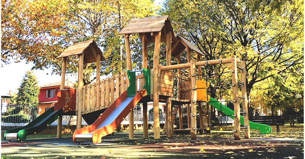 Parco giochi per bambini: scivolo, altalene e castelli Giochi per bambini immagini