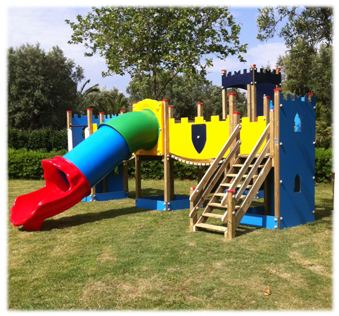 Giochi in legno per esterno: divertirsi al parco, a scuola e in